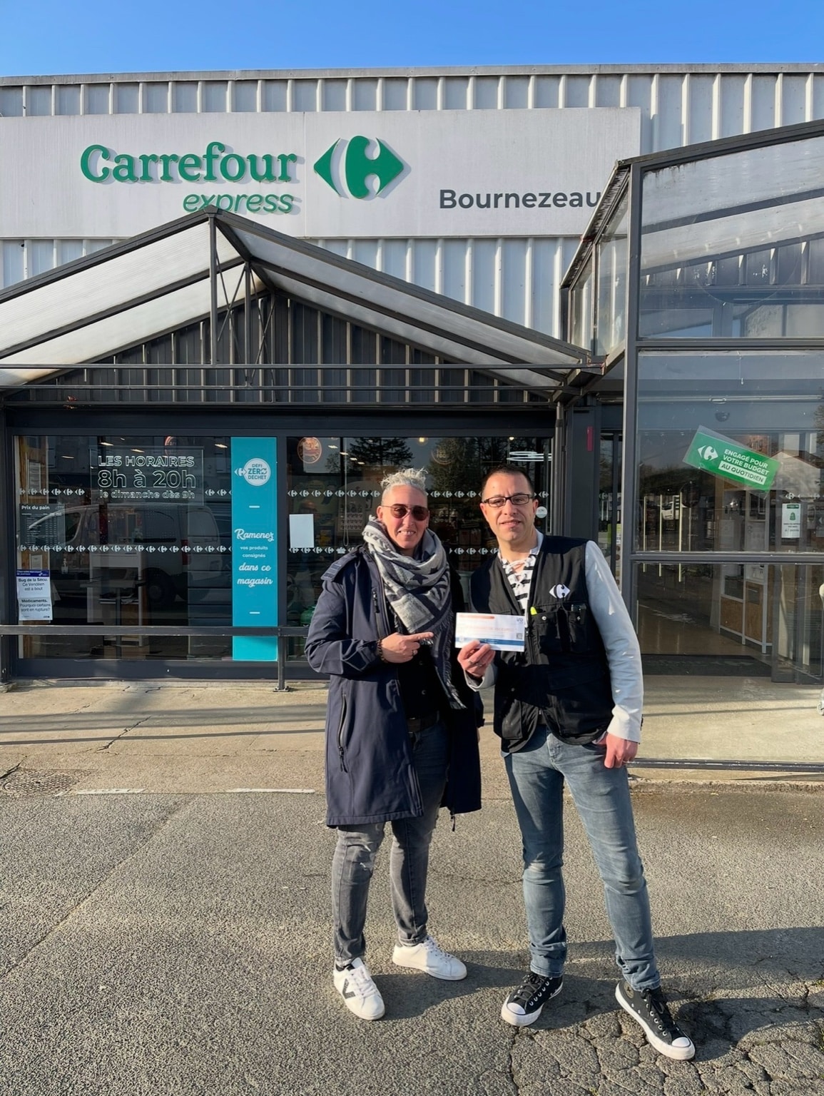 Laetitia Gay conseillère IAD Vendée Sud avec Wilfrid gérant Carrefour Express Bournezeau - partenariat local bon d'achat 350 euros courses immobilier Vendée Sud