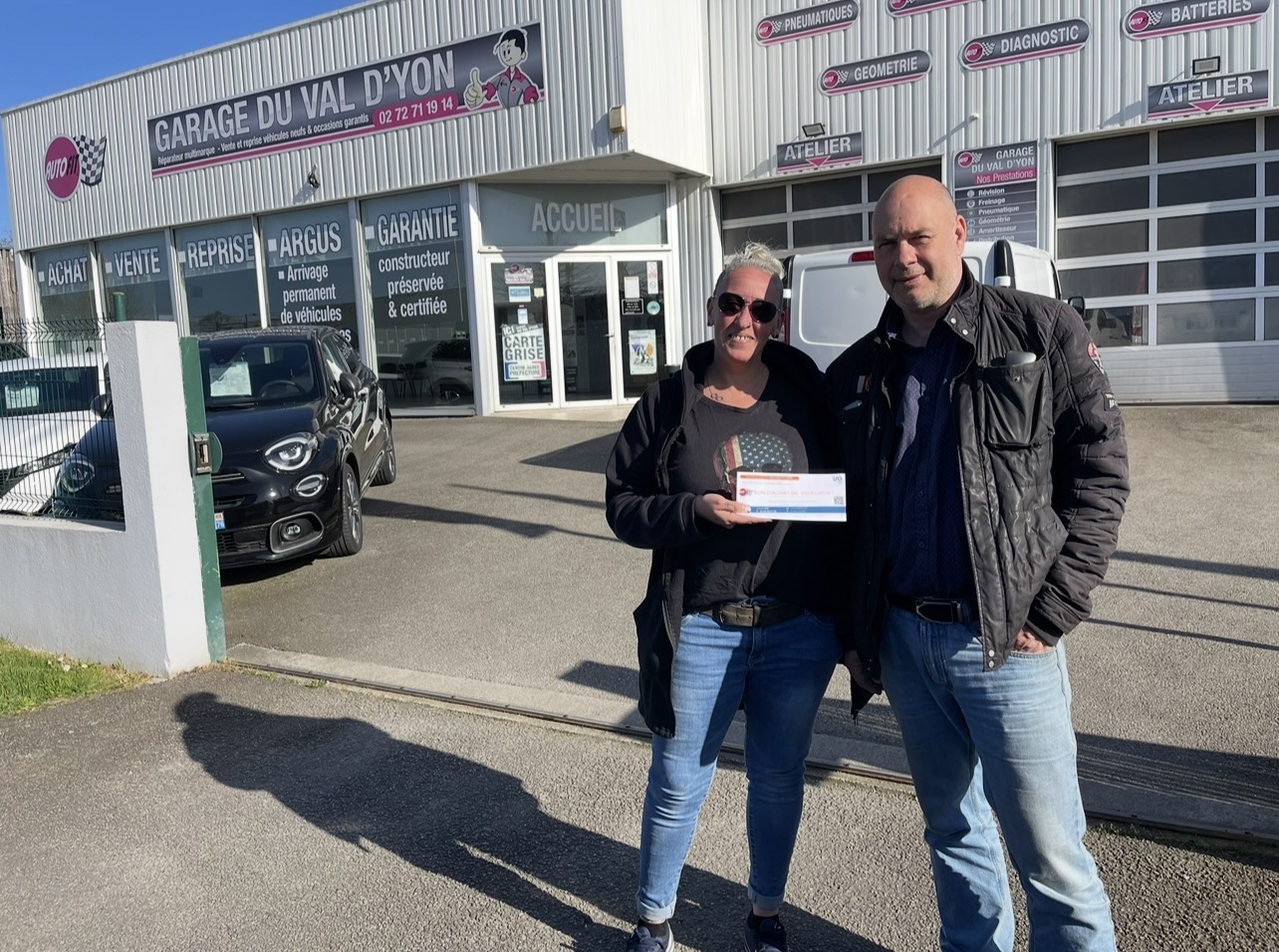 Laetitia Gay conseillère IAD Vendée Sud avec le responsable Garage du Val d'Yon - partenariat local bon d'achat 350 euros entretien véhicule immobilier Vendée Sud