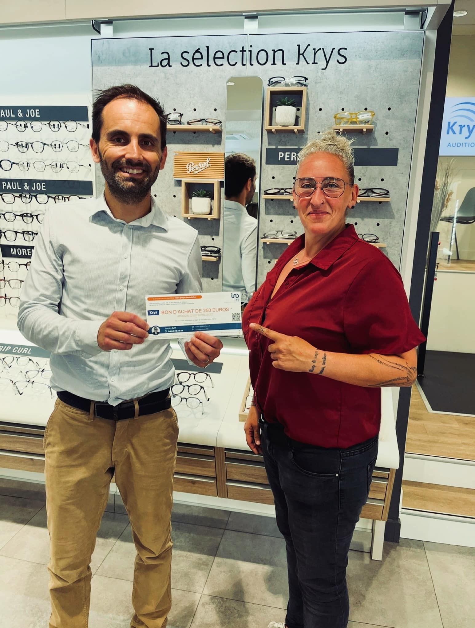 Laetitia Gay conseillère IAD Vendée Sud avec Bastien opticien Krys La Roche-sur-Yon - partenariat local bon d'achat 250 euros lunettes immobilier Vendée Sud