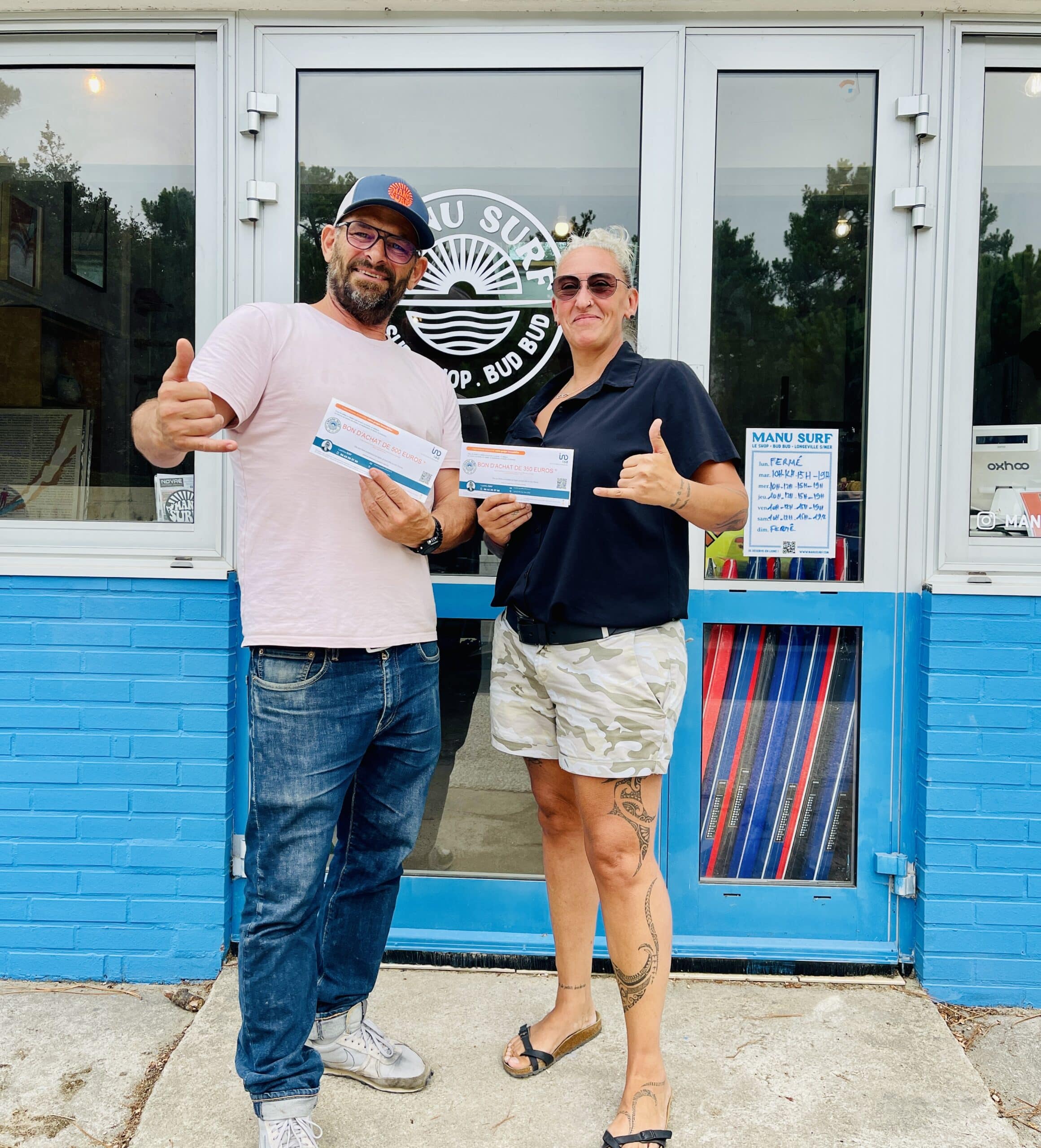 Laetitia Gay conseillère IAD Vendée Sud avec Manu de Manu Surf School Longeville-sur-Mer plage des Conches - partenariat local bons d'achat immobilier Vendée Sud